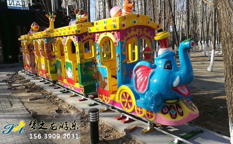繞樹林運行的大象軌道小火車